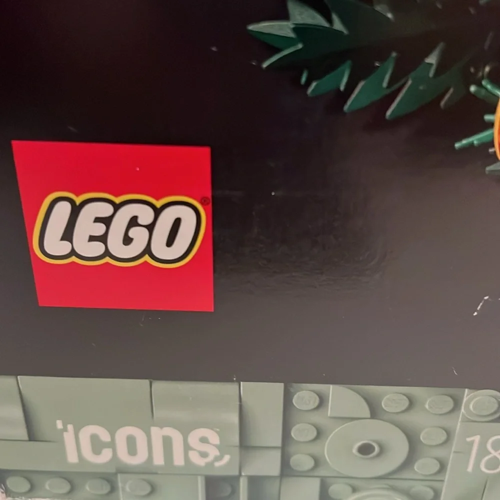LEGO Icons Botanical Collection (10340) Christmas Wreath - Picture 6 of 11